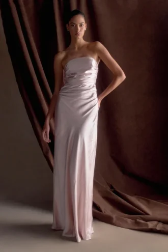 Vestido largo sin tirantes de satén Cedar – Rosa suave