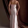 Vestido largo sin tirantes de satén Cedar – Rosa suave Vestido largo sin tirantes de satén Cedar – Rosa suave