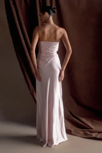Vestido largo sin tirantes de satén Cedar – Rosa suave