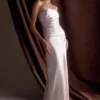 Vestido largo sin tirantes de satén Cedar – Rosa suave Vestido largo sin tirantes de satén Cedar – Rosa suave