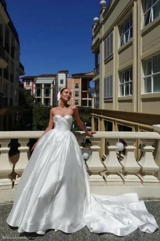 Vestido largo sin tirantes de satén Delphine – Blanco