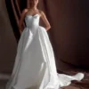 Vestido largo sin tirantes de satén Delphine – Blanco Vestido largo sin tirantes de satén Delphine – Blanco