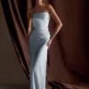 Vestido largo sin tirantes de satén Jasmine – Azul escarchado Vestido largo sin tirantes de satén Jasmine – Azul escarchado