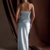 Vestido largo sin tirantes de satén Jasmine – Azul escarchado Vestido largo sin tirantes de satén Jasmine – Azul escarchado