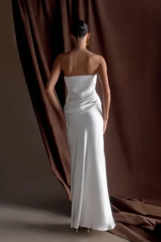 Vestido largo sin tirantes de satén Jasmine – Blanco