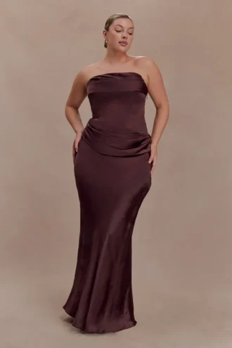 Vestido largo sin tirantes de satén Jasmine – Chocolate oscuro