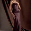 Vestido largo sin tirantes de satén Jasmine – Chocolate oscuro