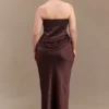 Vestido largo sin tirantes de satén Jasmine – Chocolate oscuro