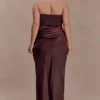 Vestido largo sin tirantes de satén Jasmine – Chocolate oscuro