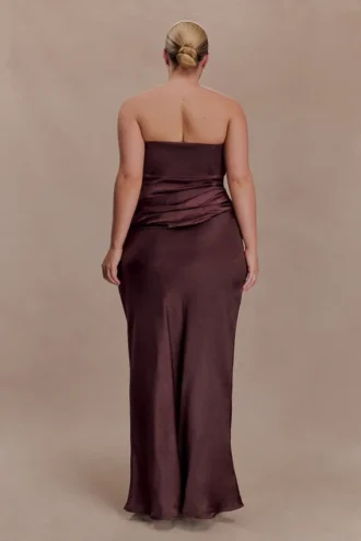 Vestido largo sin tirantes de satén Jasmine – Chocolate oscuro