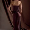 Vestido largo sin tirantes de satén Jasmine – Chocolate oscuro