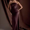 Vestido largo sin tirantes de satén Jasmine – Chocolate oscuro