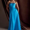 Vestido largo sin tirantes de satén Rosella – Azul cian Vestido largo sin tirantes de satén Rosella – Azul cian