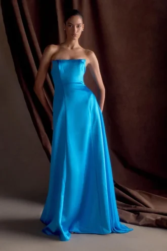 Vestido largo sin tirantes de satén Rosella – Azul cian