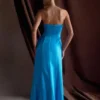 Vestido largo sin tirantes de satén Rosella – Azul cian Vestido largo sin tirantes de satén Rosella – Azul cian