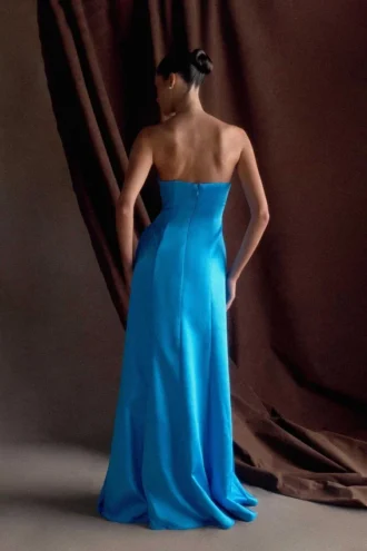 Vestido largo sin tirantes de satén Rosella – Azul cian
