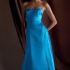 Vestido largo sin tirantes de satén Rosella – Azul cian Vestido largo sin tirantes de satén Rosella – Azul cian