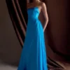 Vestido largo sin tirantes de satén Rosella – Azul cian Vestido largo sin tirantes de satén Rosella – Azul cian