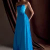 Vestido largo sin tirantes de satén Rosella – Azul cian Vestido largo sin tirantes de satén Rosella – Azul cian