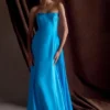 Vestido largo sin tirantes de satén Rosella – Azul cian Vestido largo sin tirantes de satén Rosella – Azul cian