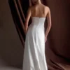 Vestido largo sin tirantes de satén Rosella – Blanco Vestido largo sin tirantes de satén Rosella – Blanco