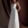Vestido largo sin tirantes de satén Rosella – Blanco Vestido largo sin tirantes de satén Rosella – Blanco