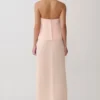 Vestido largo sin tirantes de satén Sophia – Melocotón Vestido largo sin tirantes de satén Sophia – Melocotón