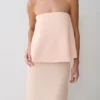 Vestido largo sin tirantes de satén Sophia – Melocotón Vestido largo sin tirantes de satén Sophia – Melocotón