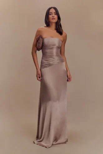 Vestido largo sin tirantes de tafetán Serena – Bronce topo