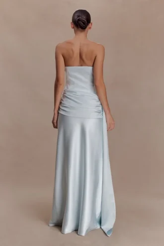 Vestido largo sin tirantes Sarah con lazo en la cintura – Azul hielo