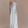 Vestido largo sin tirantes Sarah con lazo en la cintura – Azul hielo Vestido largo sin tirantes Sarah con lazo en la cintura – Azul hielo