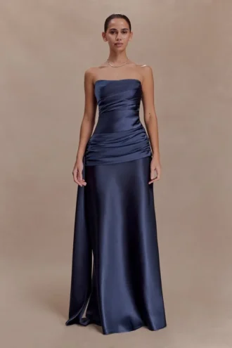 Vestido largo sin tirantes Sarah con lazo en la cintura – Azul marino