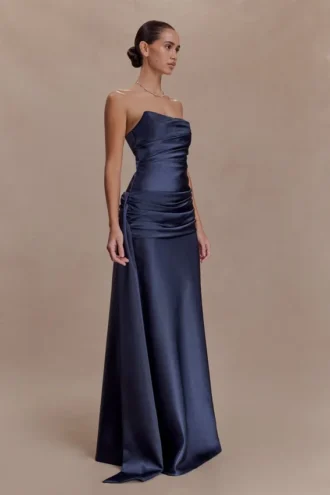 Vestido largo sin tirantes Sarah con lazo en la cintura – Azul marino