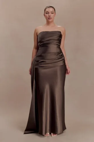 Vestido largo sin tirantes Sarah con lazo en la cintura – Moca