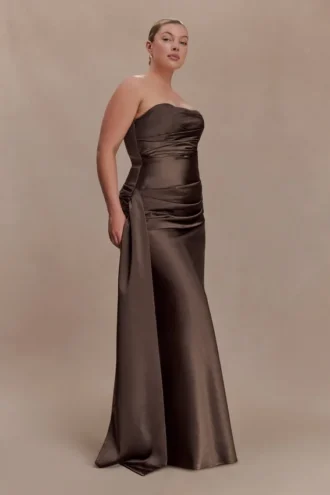Vestido largo sin tirantes Sarah con lazo en la cintura – Moca