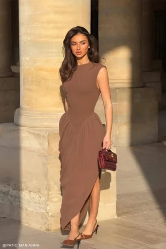 Vestido midi asimétrico fruncido Nola – Moca