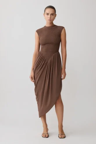 Vestido midi asimétrico fruncido Nola – Moca