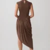 Vestido midi asimétrico fruncido Nola – Moca