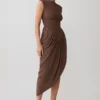 Vestido midi asimétrico fruncido Nola – Moca