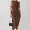 Vestido midi asimétrico fruncido Nola – Moca