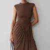 Vestido midi asimétrico fruncido Nola – Moca