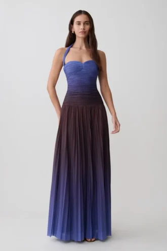 Vestido midi con cuello halter plisado Azizi – Estampado degradado en chocolate y azul