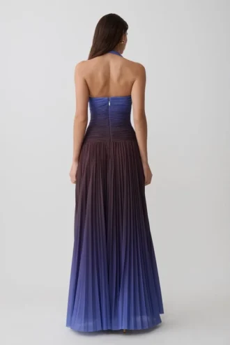 Vestido midi con cuello halter plisado Azizi – Estampado degradado en chocolate y azul