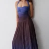 Vestido midi con cuello halter plisado Azizi – Estampado degradado en chocolate y azul