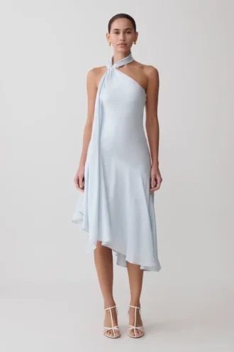Vestido midi con cuello halter y bajo asimétrico Evelina – Azul hielo
