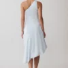 Vestido midi con cuello halter y bajo asimétrico Evelina – Azul hielo