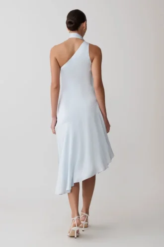 Vestido midi con cuello halter y bajo asimétrico Evelina – Azul hielo