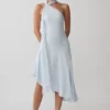 Vestido midi con cuello halter y bajo asimétrico Evelina – Azul hielo