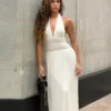 Vestido midi con cuello halter y capucha de Thien – Marfil