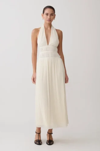 Vestido midi con cuello halter y capucha de Thien – Marfil